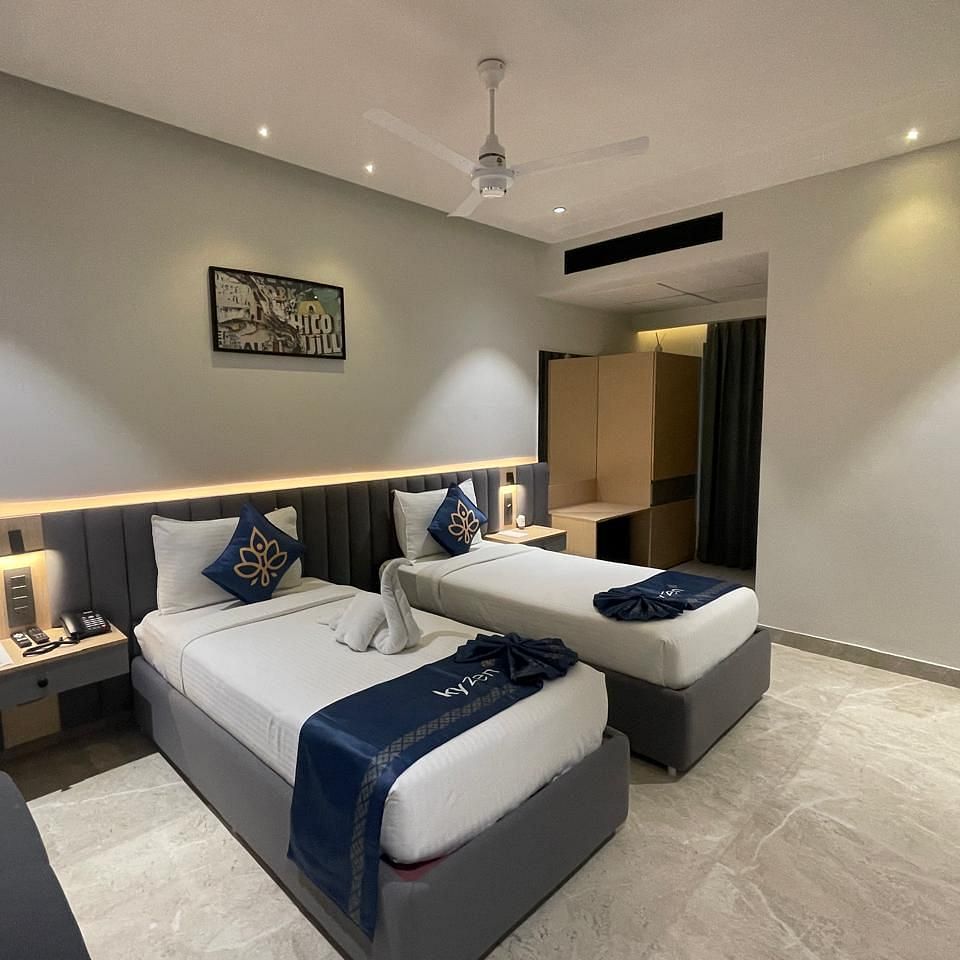 Suite with stylish decor and twin beds at Hotel Kyzen HiTech City – Your Zenly Stay