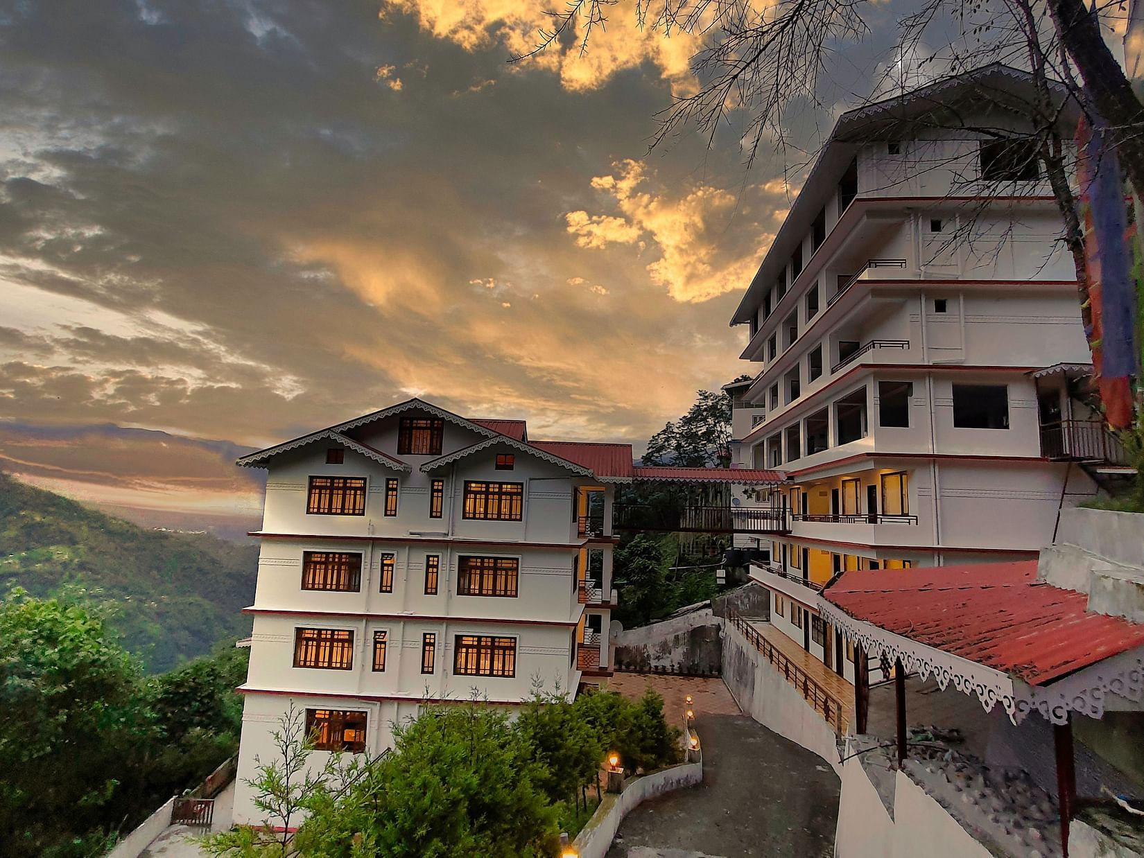 Dream Villa Retreat, Pelling - Picturesque facade of out hotel in Pelling