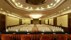 banquet hall with roundtable and theatre stle seating1