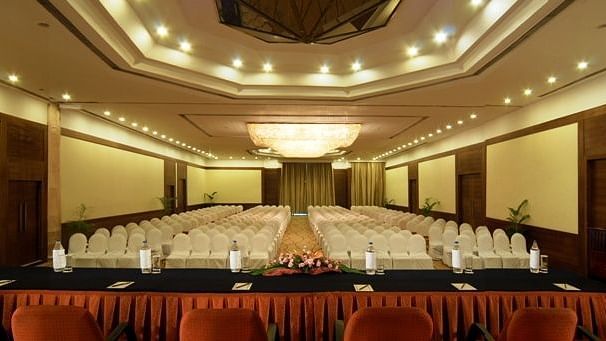 banquet hall with roundtable and theatre stle seating1