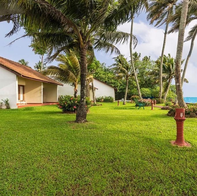 Garden in Abad Whispering Palms Resort in Kumarakom