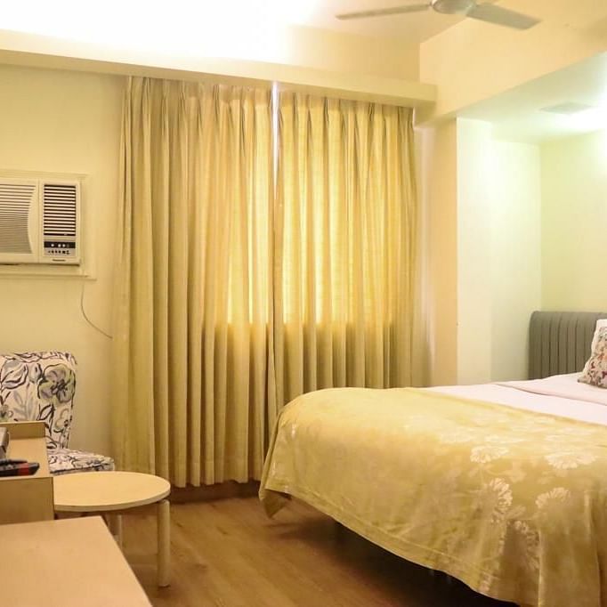 alt-text Standard Room with king size bed and TV at Hotel Diplomat
