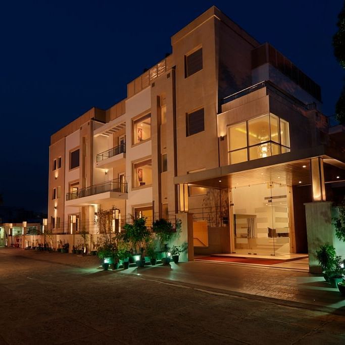 Facade of Inde Hotel Visa woods