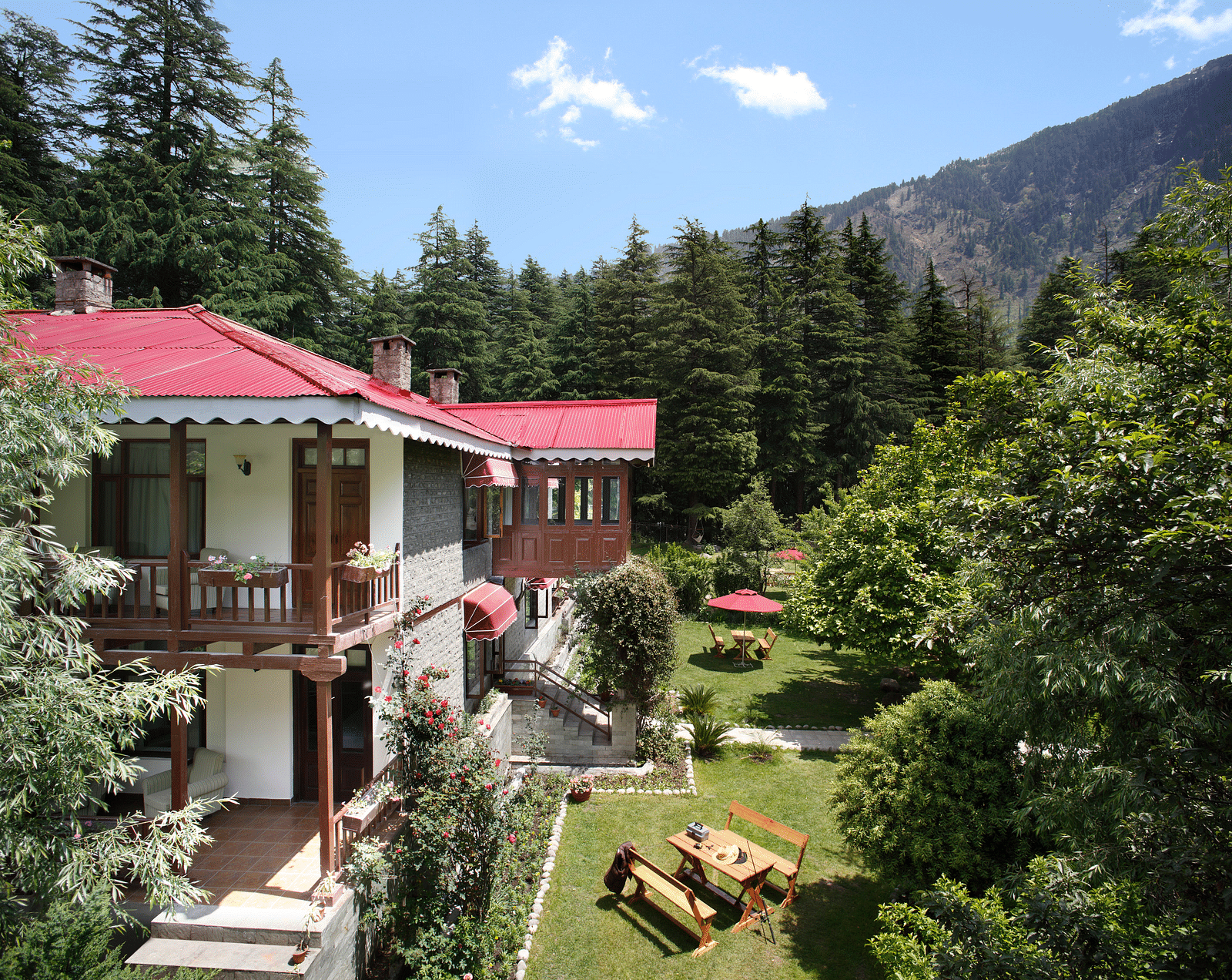 a side view facade of Bedzzz Xclusiv Baikunth, Manali during a bright sunny day