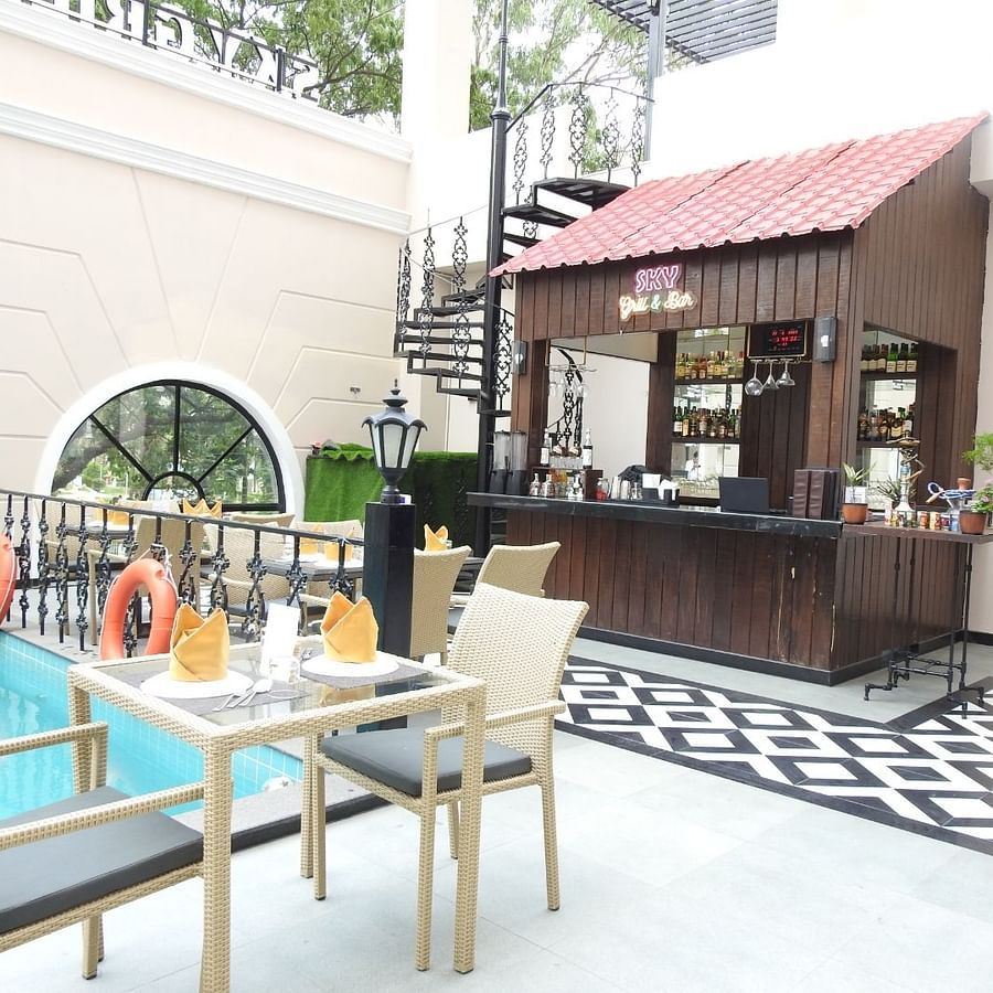 poolside bar - Hotel Polo Towers, Agartala