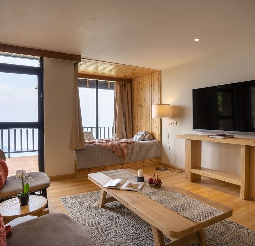 An image of executive suite with chairs and flat TV screen at avalon cottages