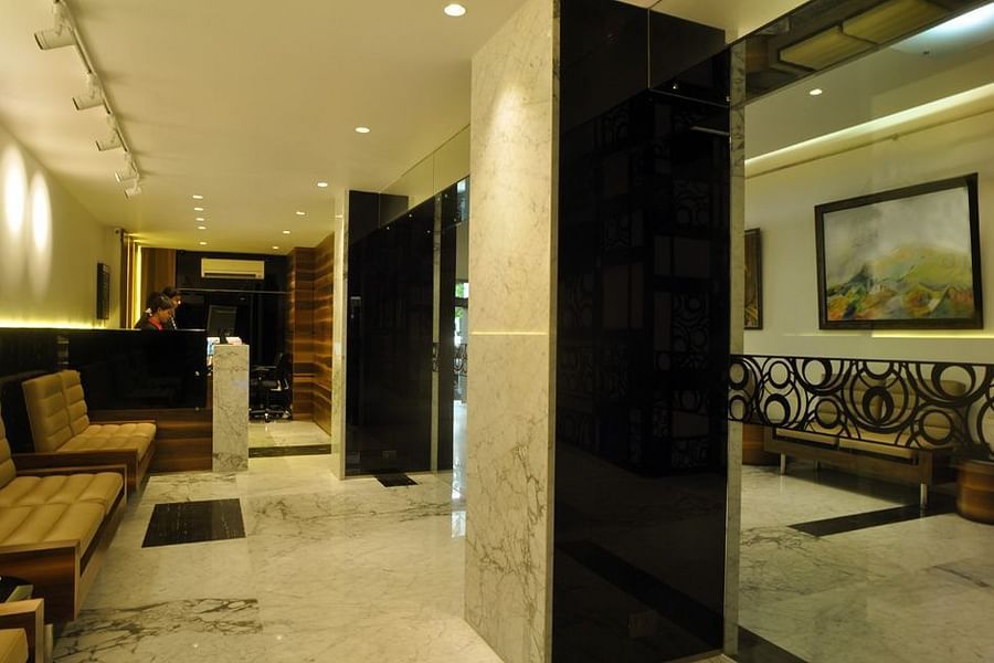 alt-text a corridor with sofas at Hotel Diplomat