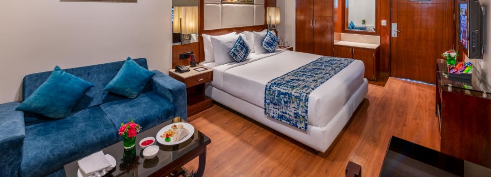 Club Room King Bed (2)