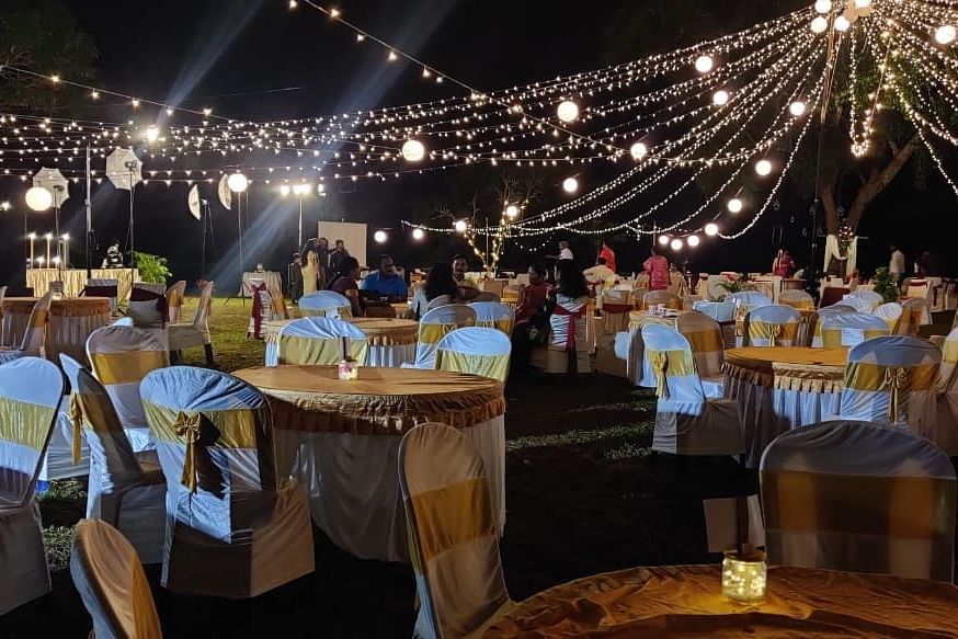 the dining arrangement at a wedding