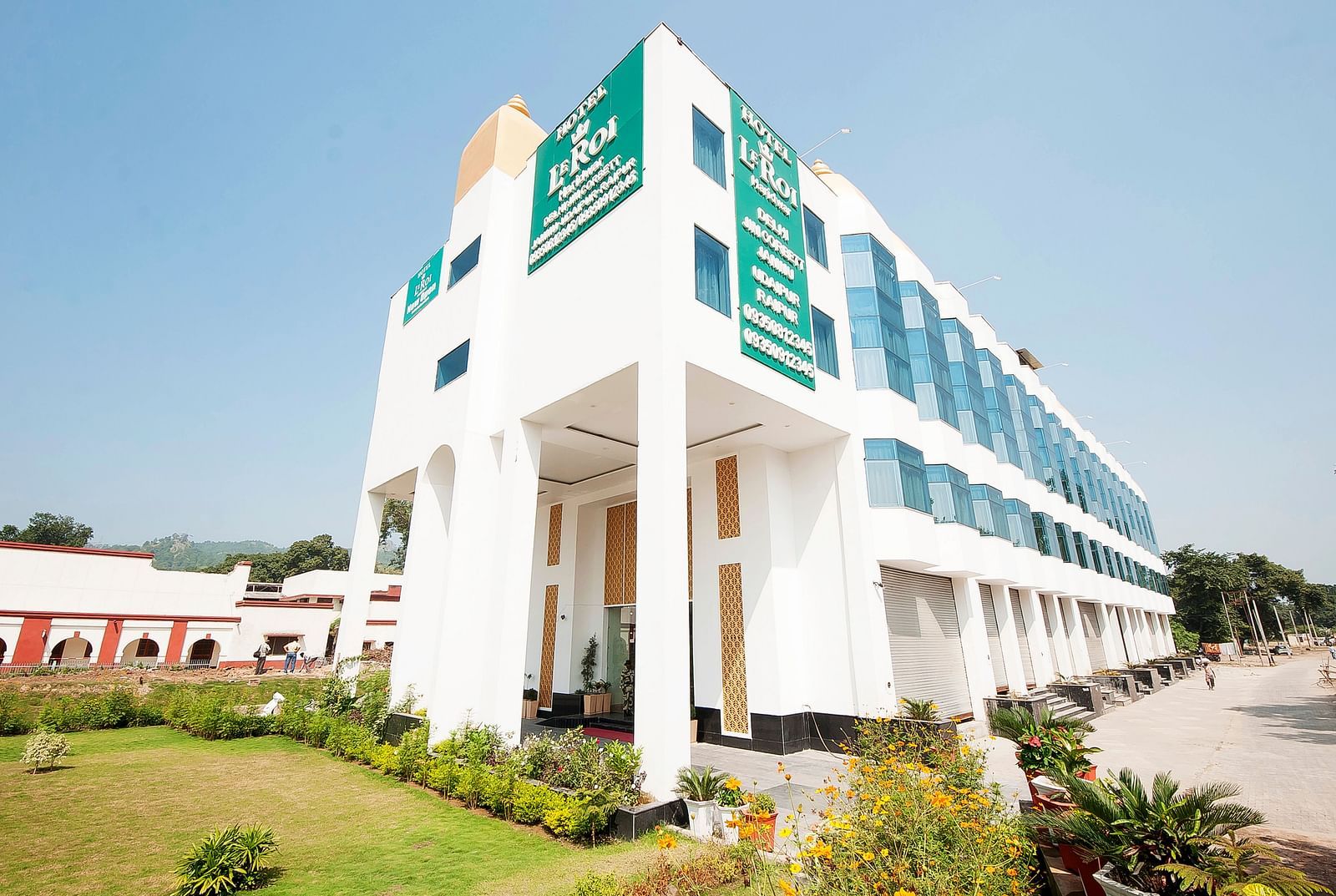facade of le roi haridwar hotel