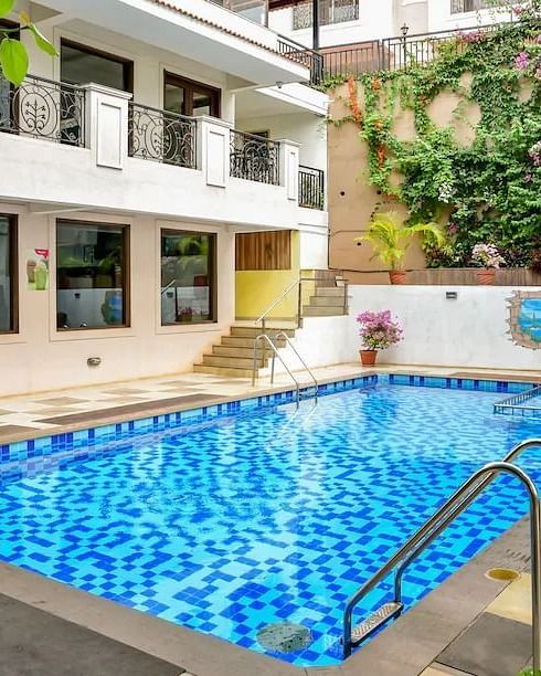 Swimming pool with an exterior view of the facade at La Vida Studio Inn.