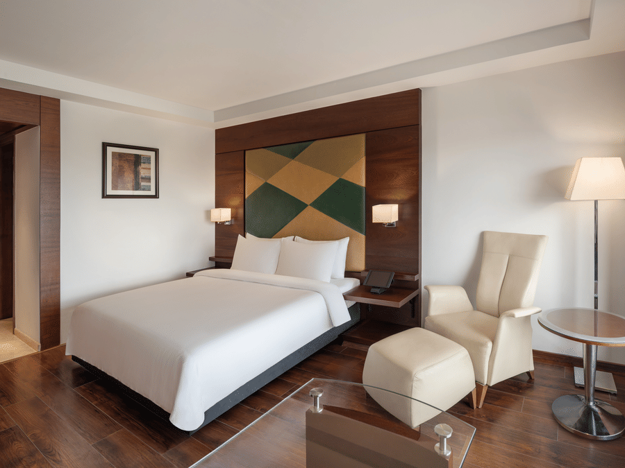 Executive Deluxe Room - King Bedroom (out-in)