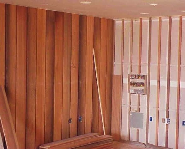 The red coloured panelling at the reception area - Brewery Gluch Inn & Spa