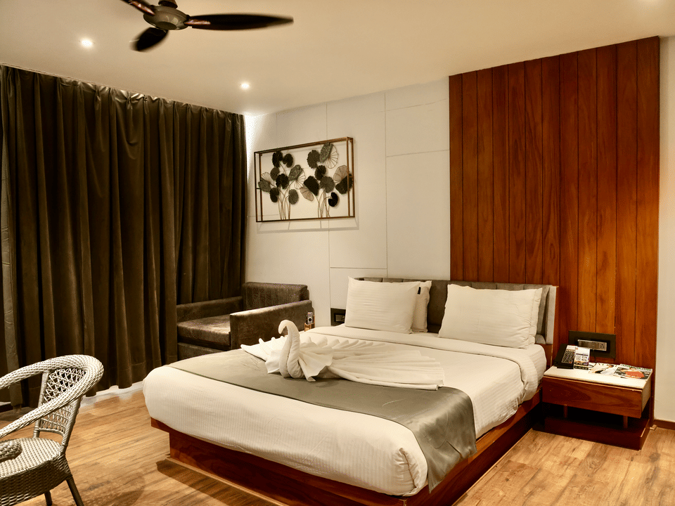 Skyline by Miraya, Premier Room, King bed with olive drapes and lounge chair