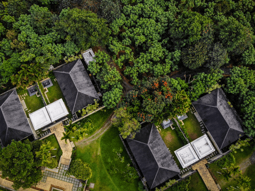 An aerial view of The Serai Chikmagalur, a Chikmagalur resort for couples, surrounded by lush greenery.