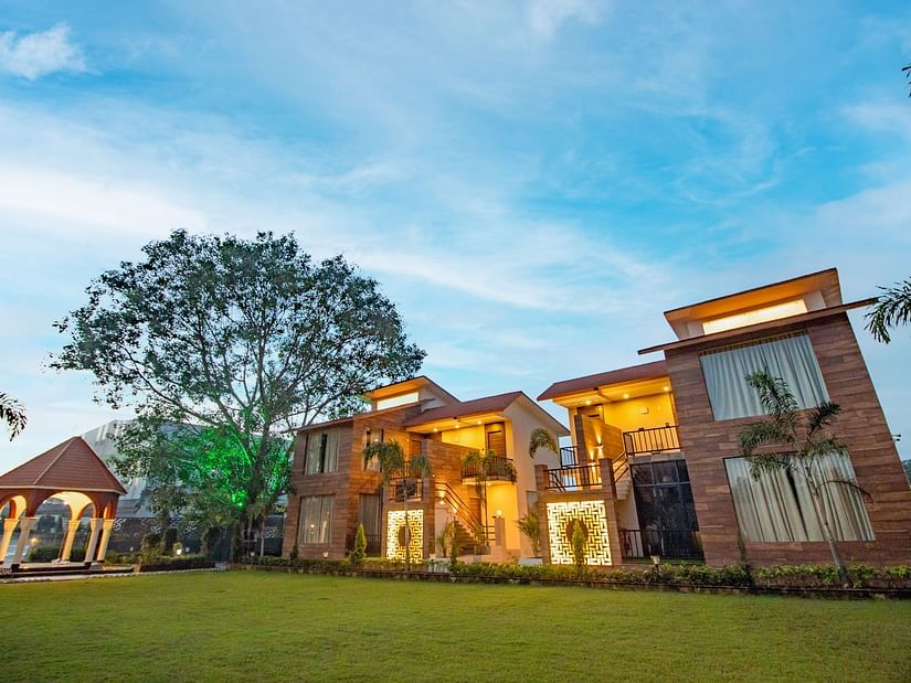 The facade of the villas set against the vivid blue sky - Wedlock Greens Hotel Resorts Dhanbad