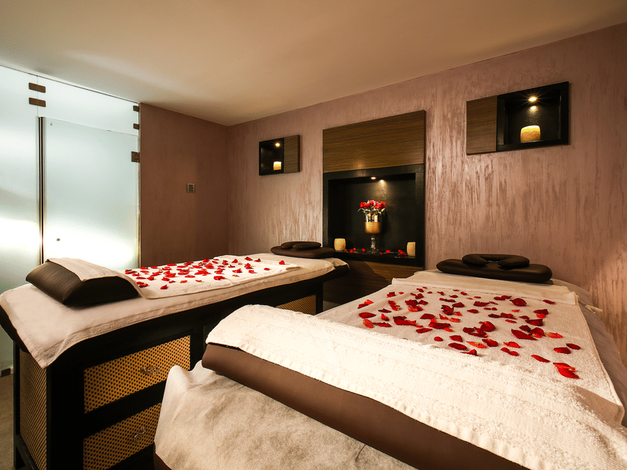 The Empresa Boutique Hotel - spa beds decorated with rose petals at the spa in Andheri