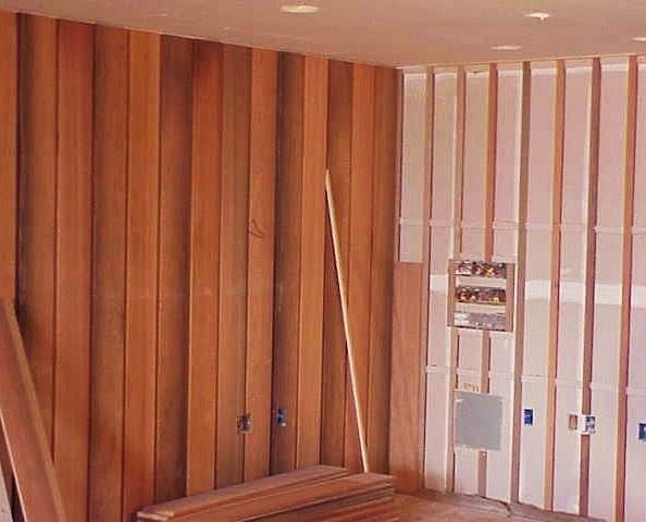 The red coloured panelling at the reception area - Brewery Gluch Inn & Spa