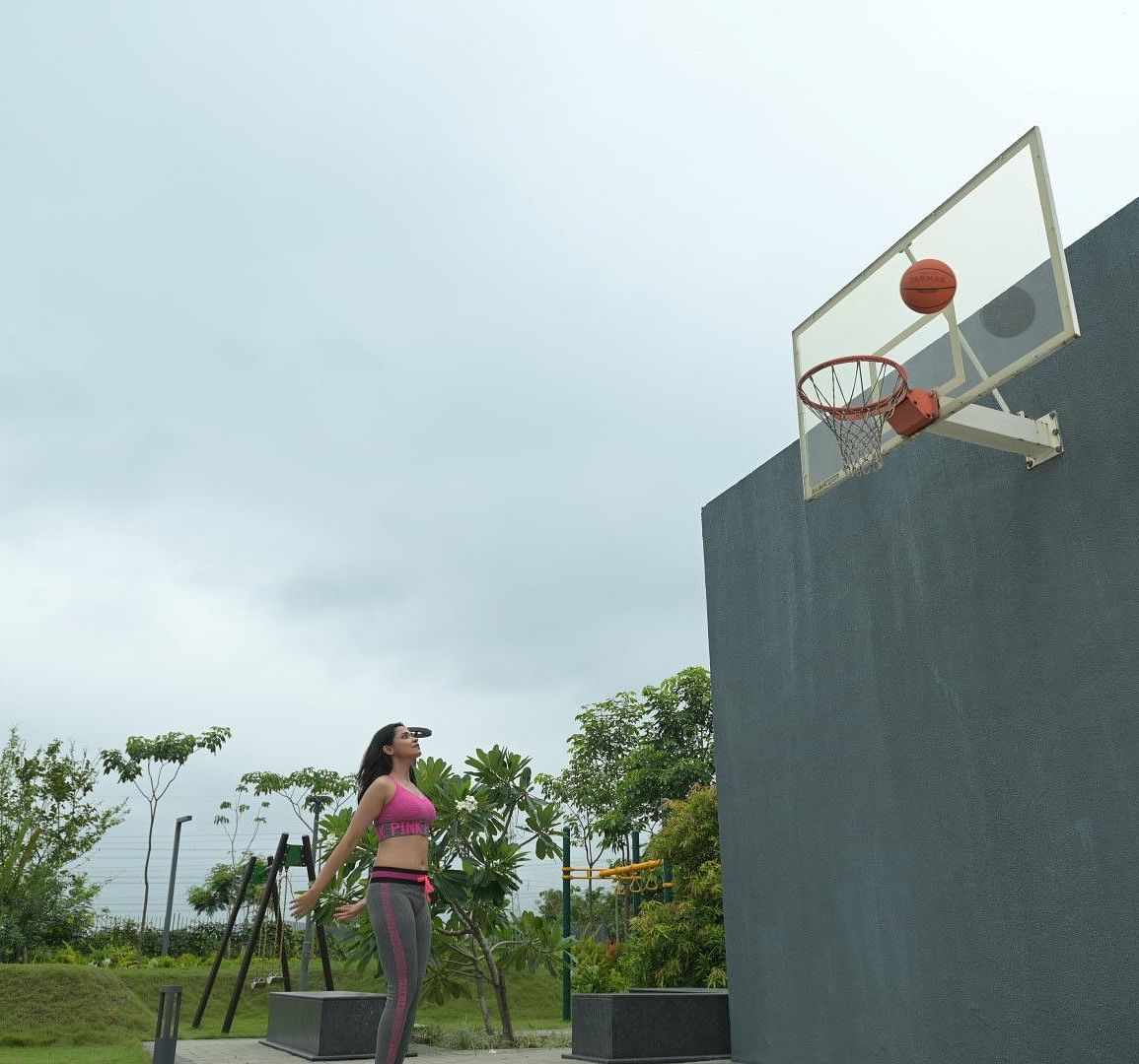 A woman playing basketball at Singalila Club