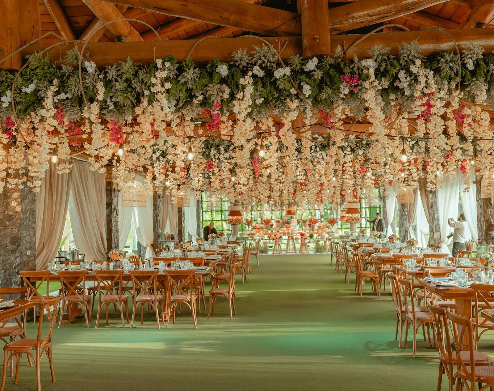 Elegant dining space with a floral canopy, creating a romantic atmosphere for guests.