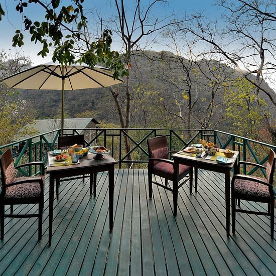 Outdoor breakfast arrangement near the Ganges