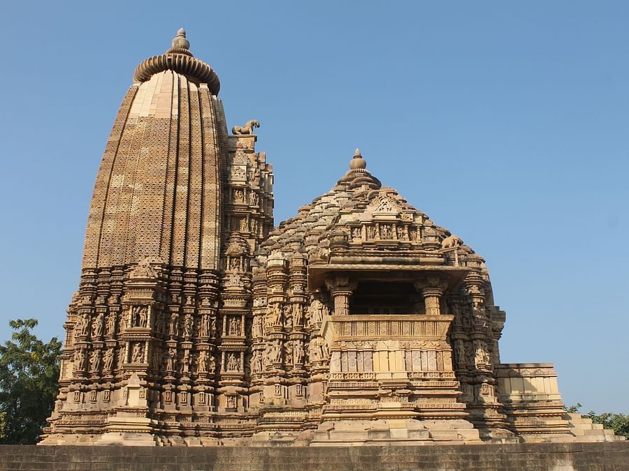 An ancient temple in Khajuraho 0