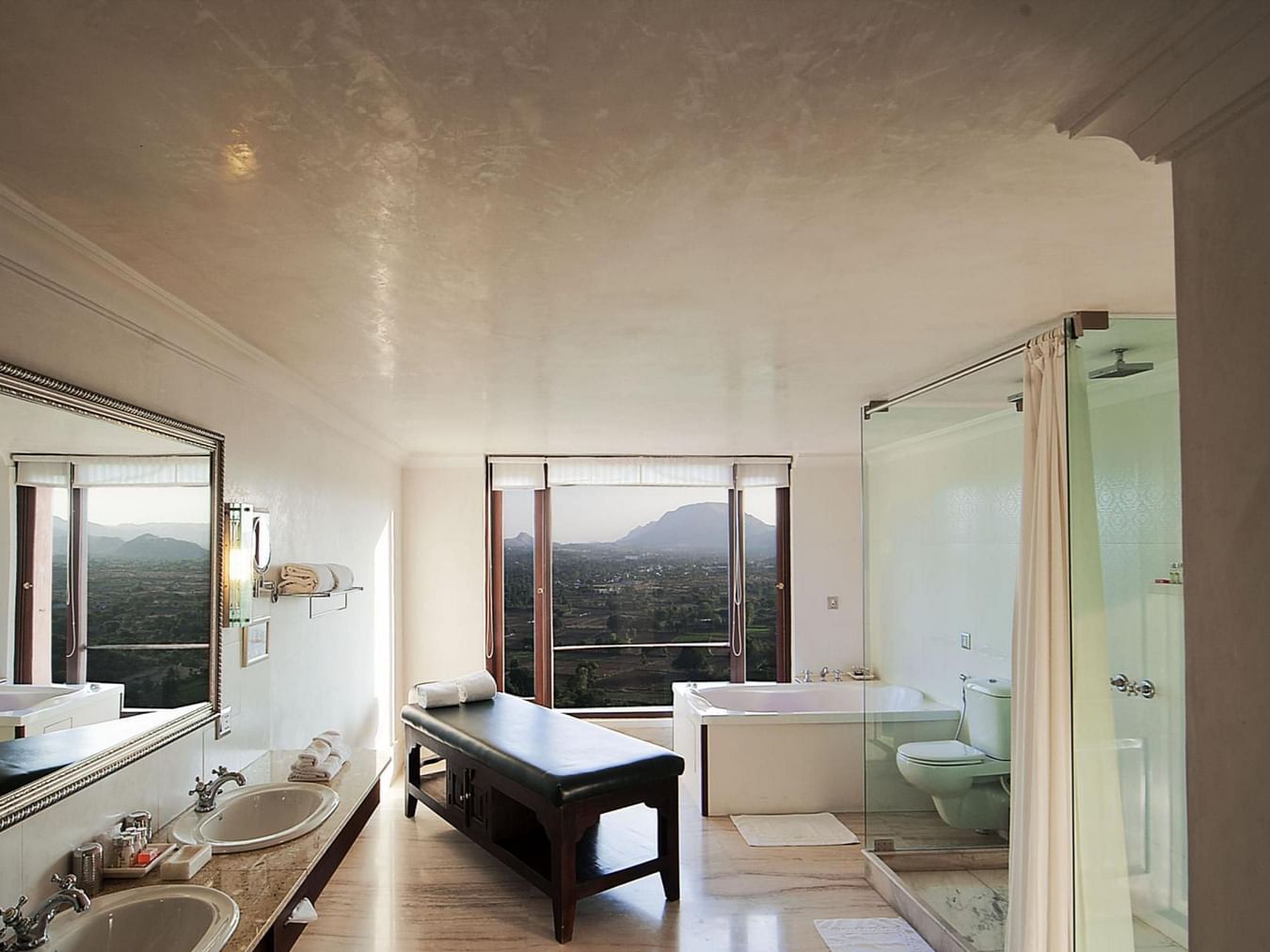 Honeymoon suite with Jacuzzi 2