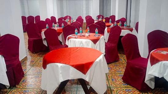 Interior of a hall with round tables surrounded by chairs