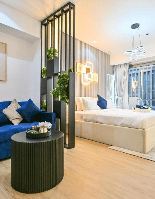 Luxury studio with sofa, bathtub and city views at Turmeric Stays by Lime Tree Hotel, Greater Noida.