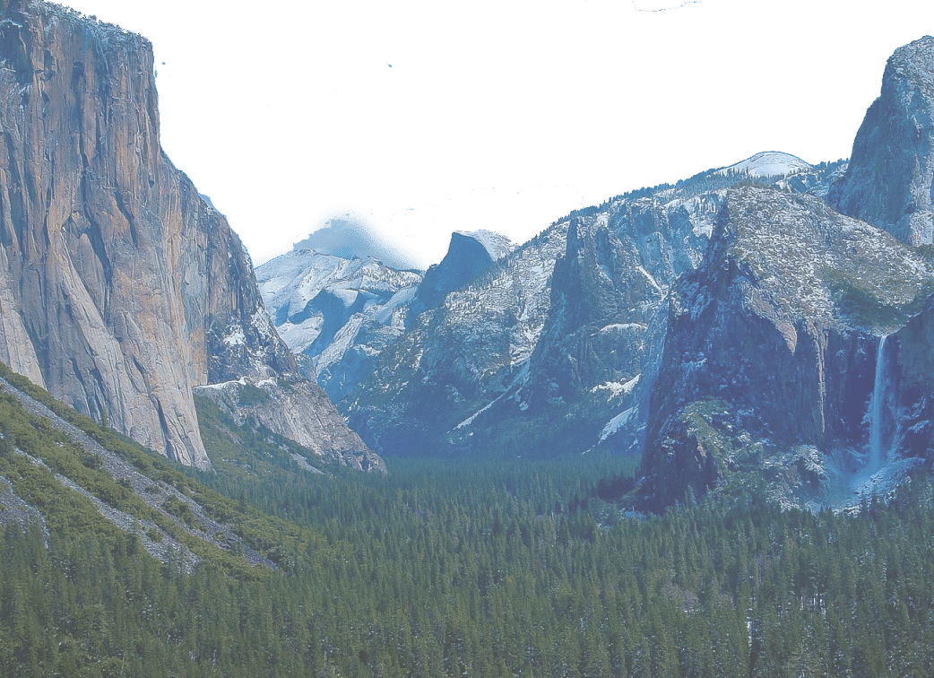 A wide angle view of Yosemite National Park with mountains in view.