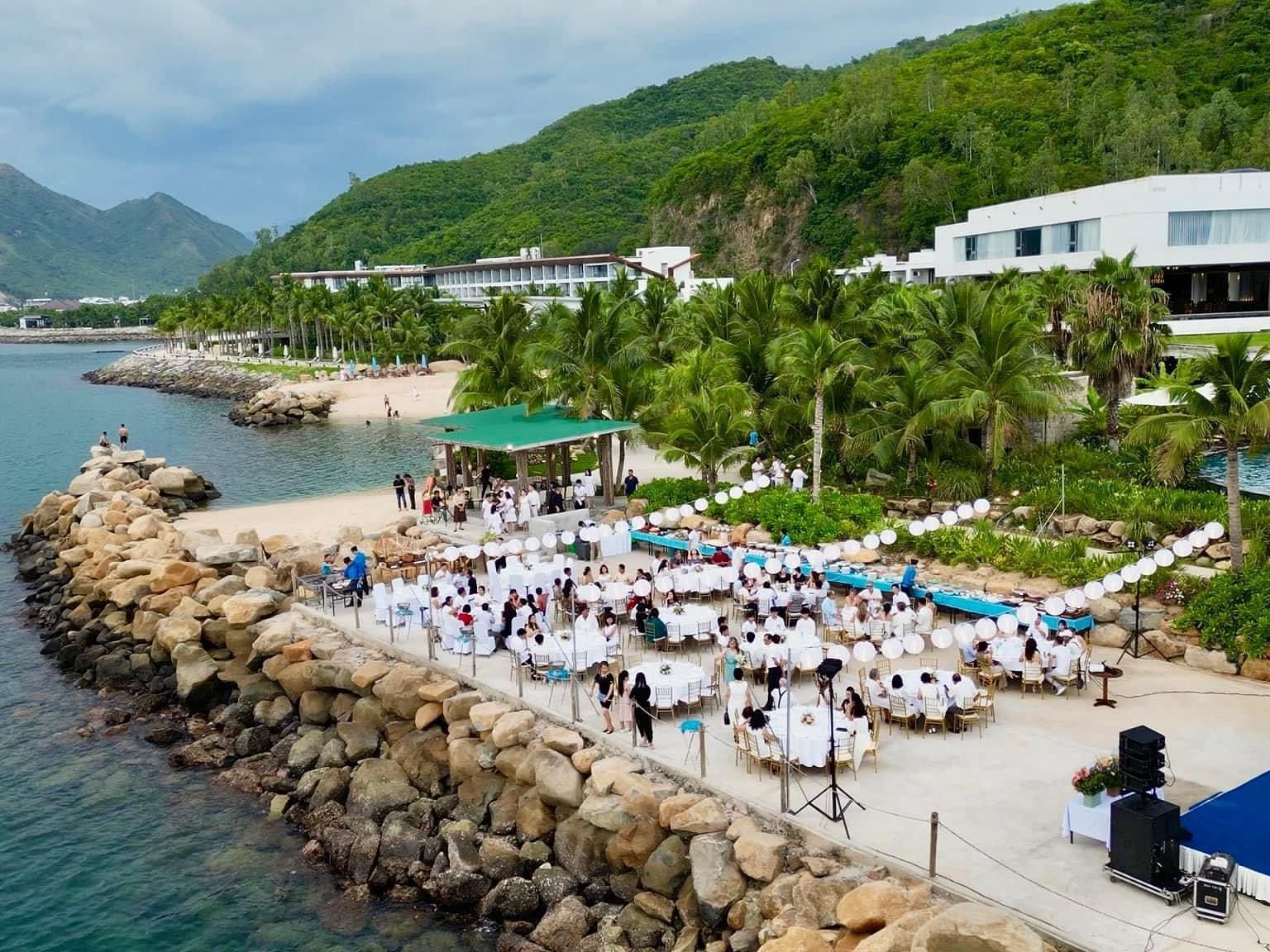 A wedding arrangement by the bay of Nha Trang seen on a sunny day - Alibu Resort Nha Trang