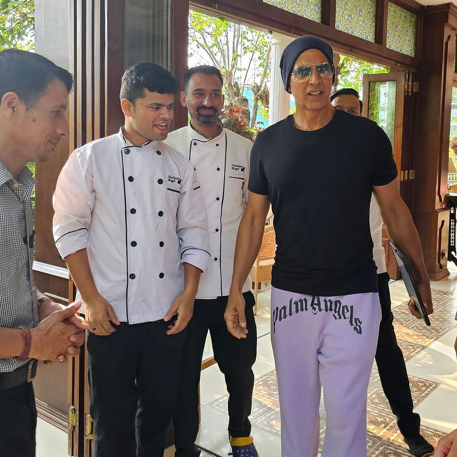 Image of group of people posing with Akshay Kumar at Shaheen Bagh
