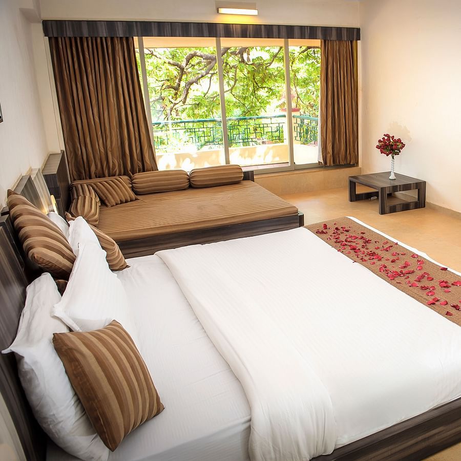 Adamo Resort Matheran - A view of the bed beside the window in Regency Room