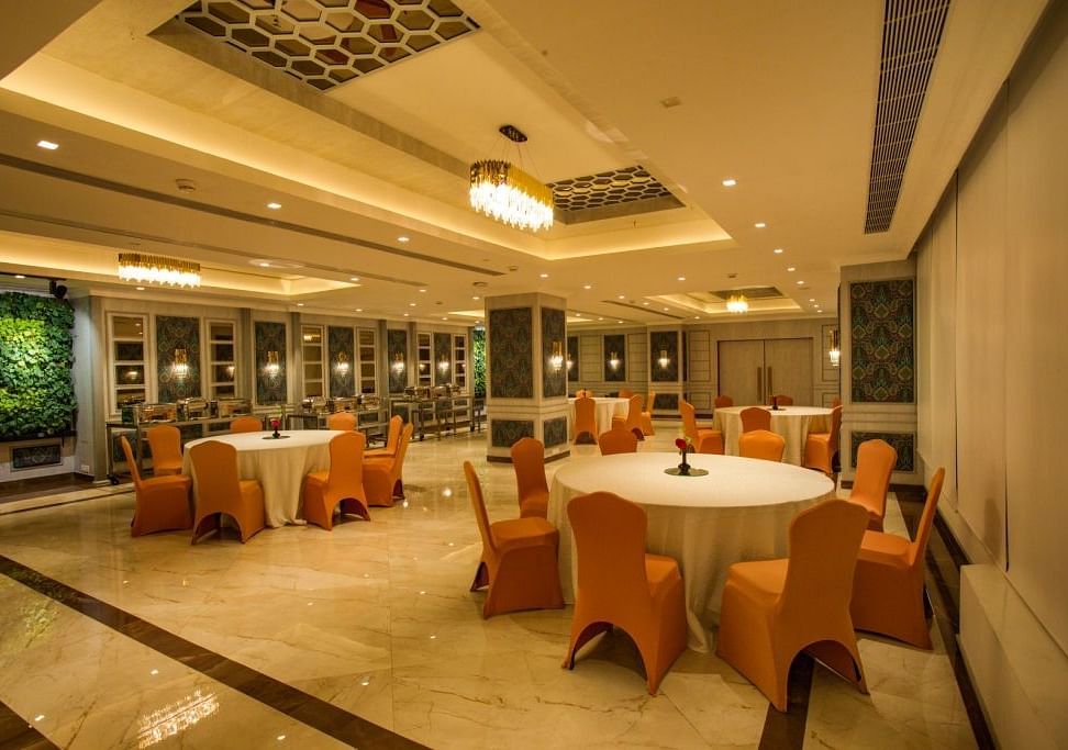 An image of Rubiana Hall with round tables and ambient lighting