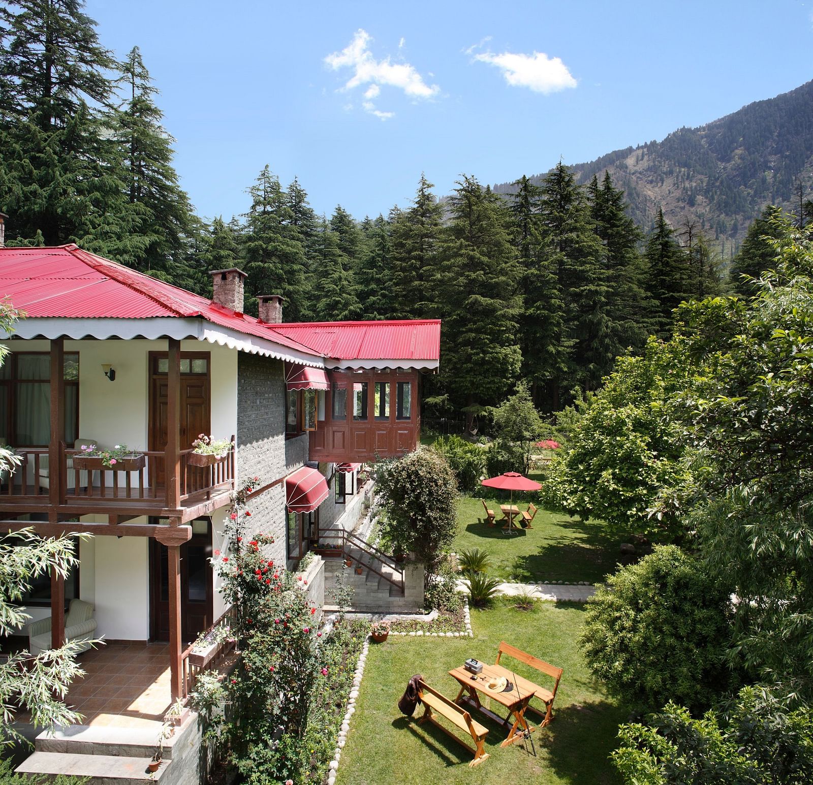 a side view facade of Bedzzz Xclusiv Baikunth, Manali during a bright sunny day