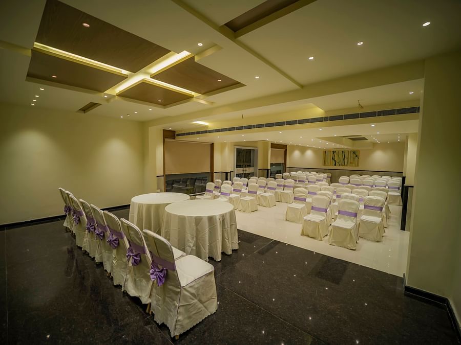 A picture of a spacious banquet hall in Ilkal
