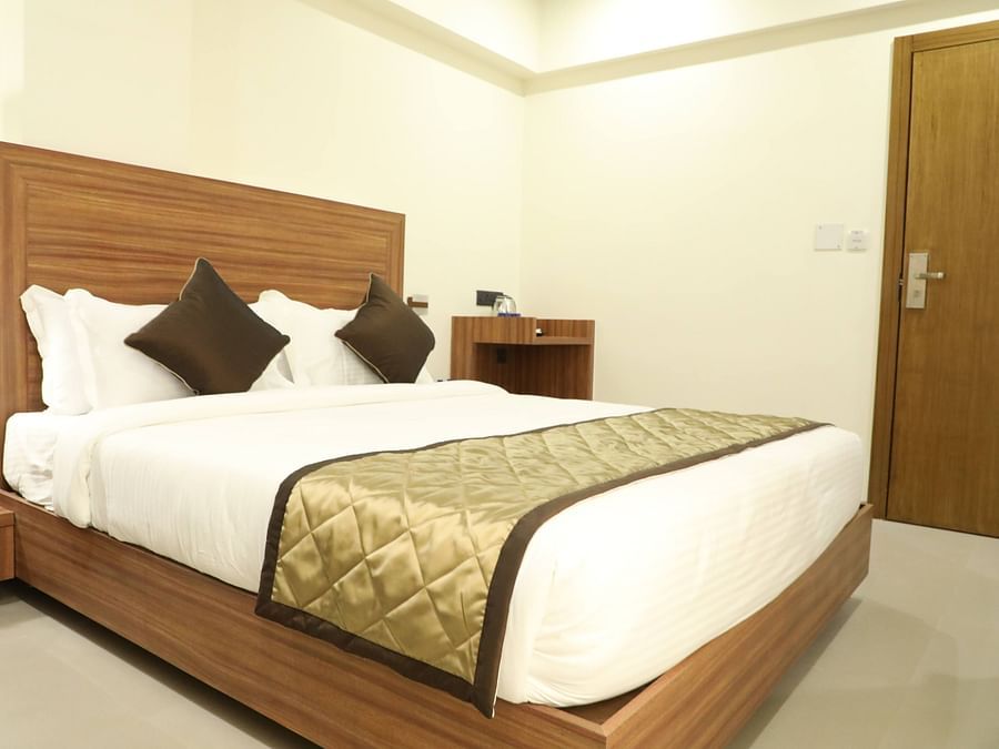 Deluxe King Room | Kyriad Hotel, Solapur