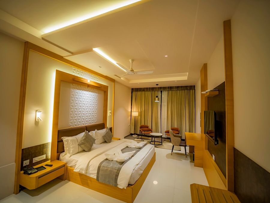 Studio With Breakfast room with a double bed, a writing desk and a coffee table.