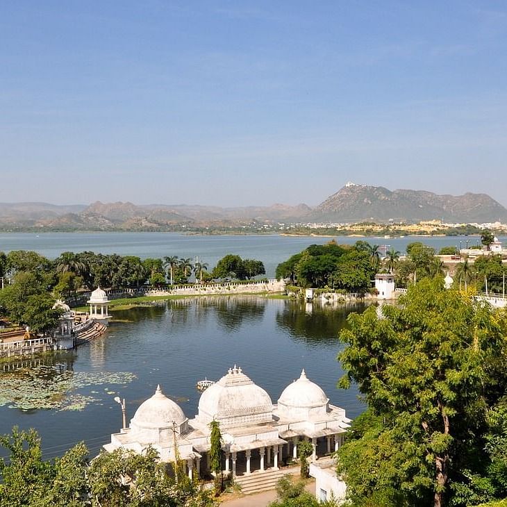 Lake pichola in Udaipur surrounded by lush greenery