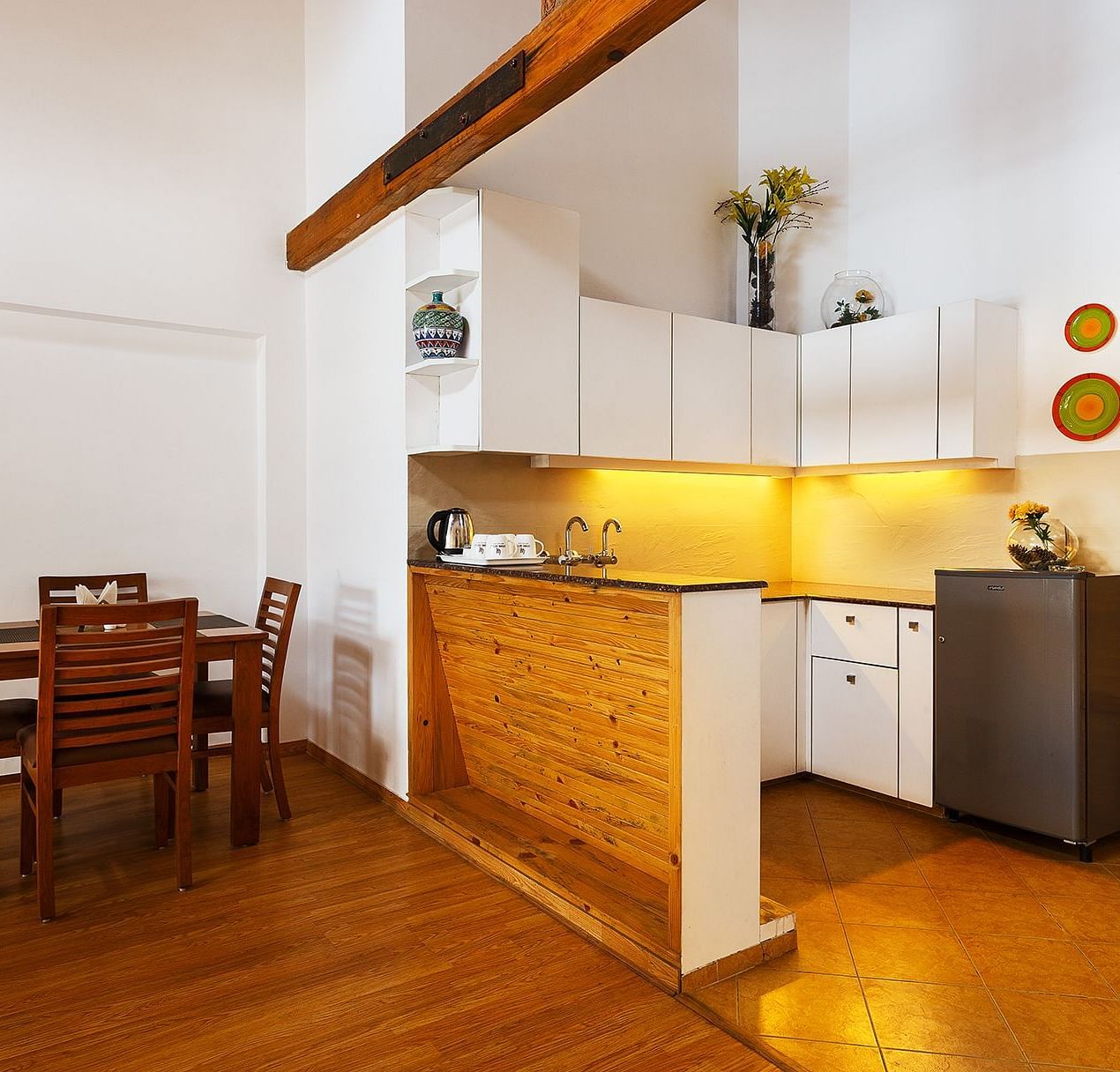 A Kitchenette with a dining table for four - The Pinewood xkuo9d