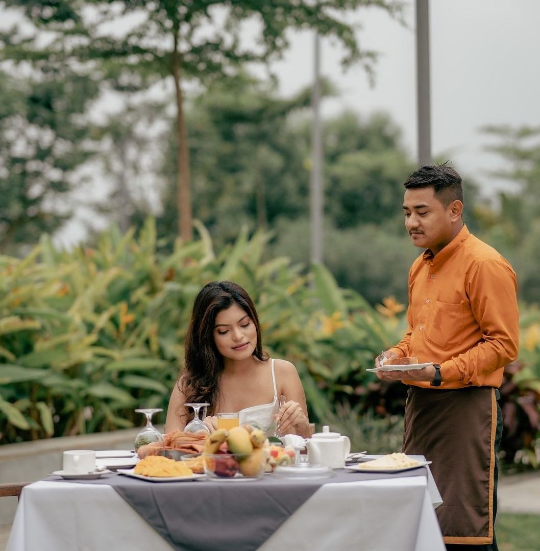 A woman placing an order at the outdoor dining area of Singalila Club