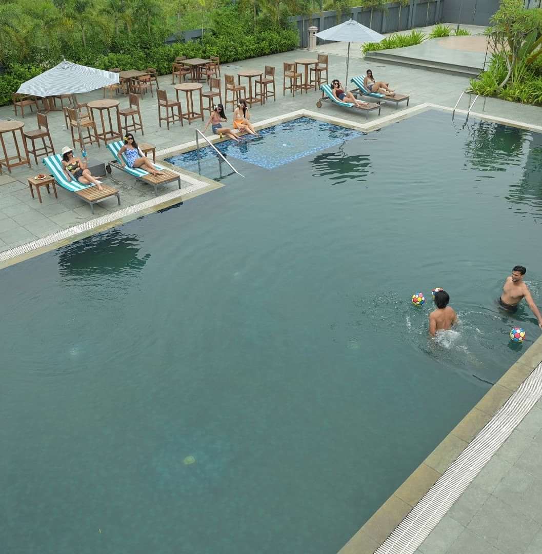 Sub-aerial view of the outdoor swimming pool at Singalila Club