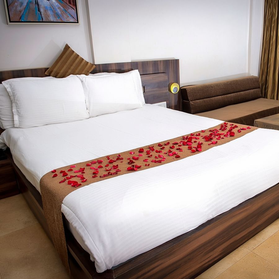 Adamo Resort Matheran - A close up view of the bed in Regent Room
