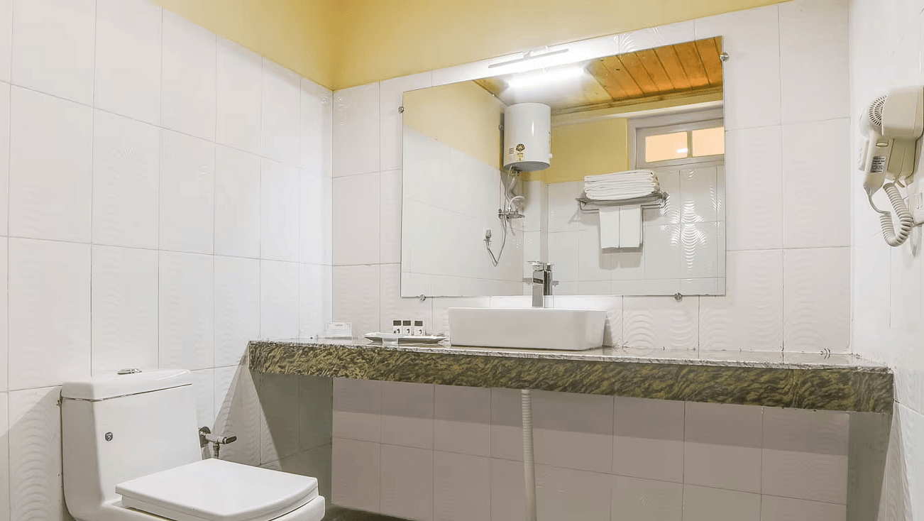 FAMILY ROOM WASHROOM