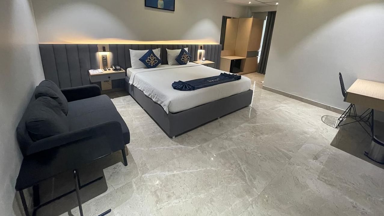 Spacious suite with modern decor and king size bed at Hotel Kyzen HiTech City – Your Zenly Stay