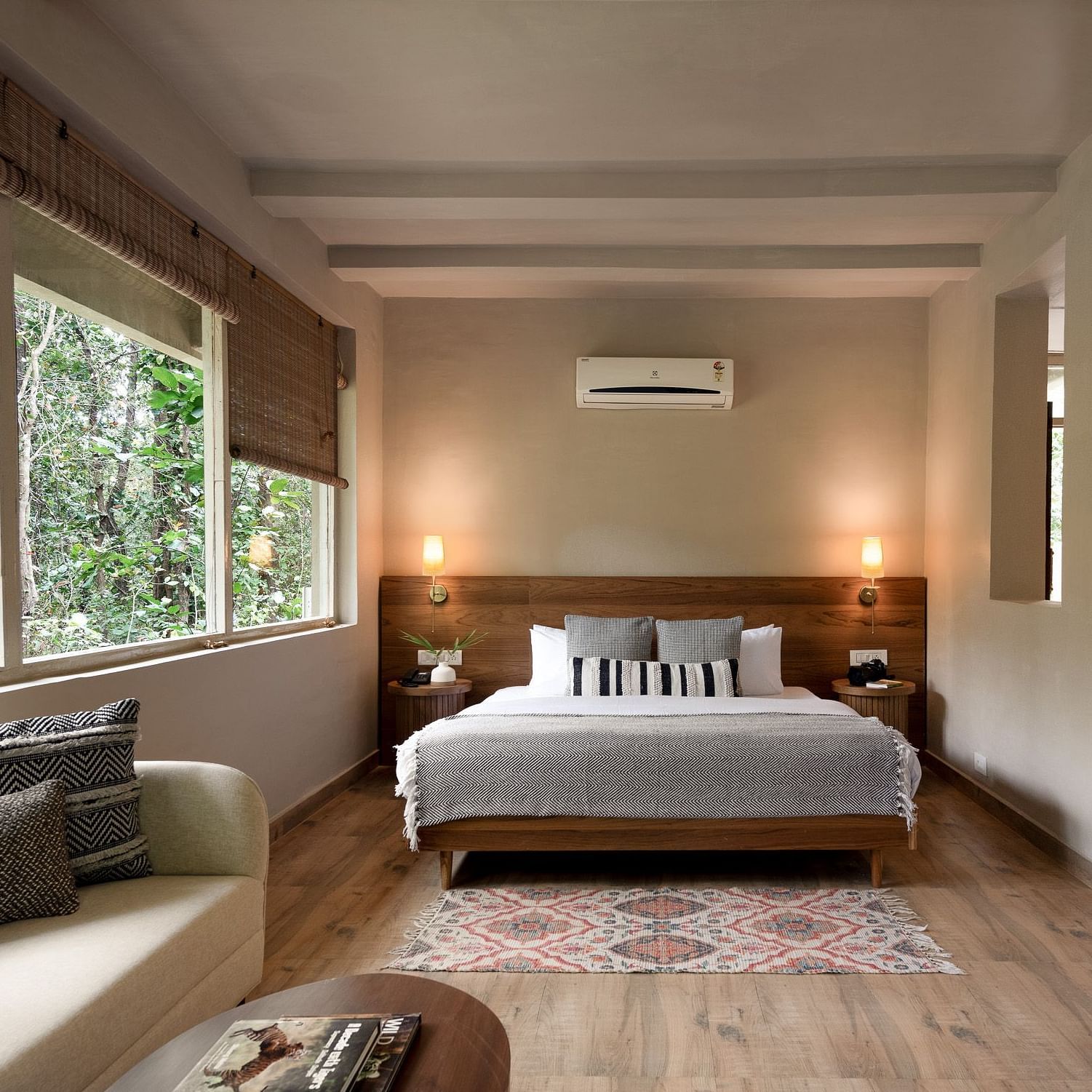 A king size bed at Jungle Cottage at Saccharum Safari Lodge, Balaghat