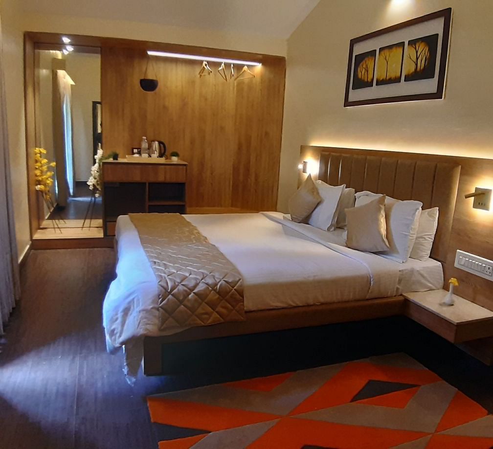 Robusta Suite with a double bed and side tables