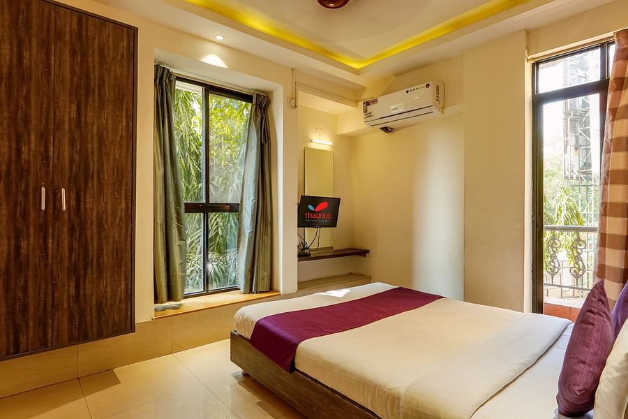 alt-text One Bedroom Studio King 1 1