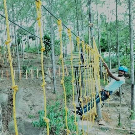 image of the Multi Vine Traverse where an man with safety gear is experiencing it