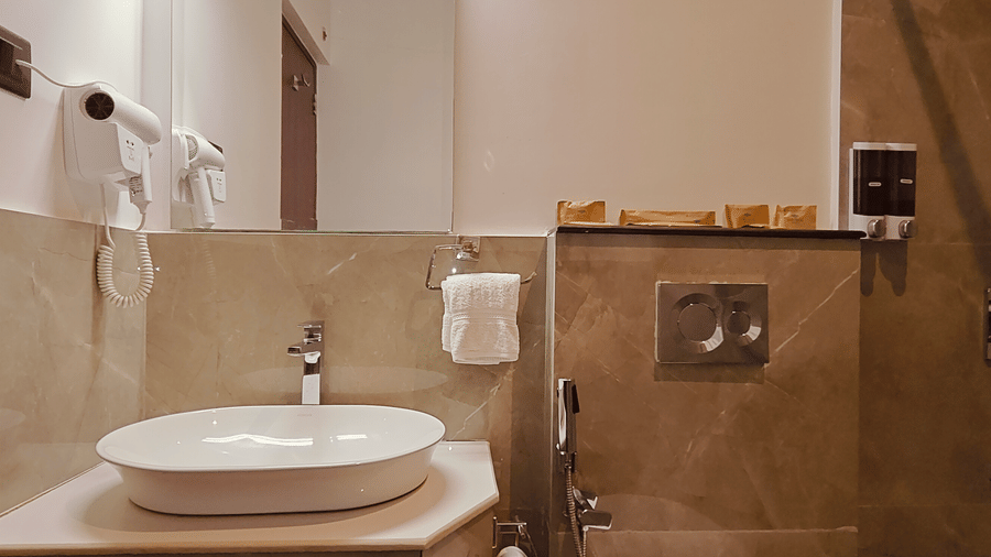 A modern bathroom at Red Skin Villa featuring a round washbasin, toilet, and sleek fixtures